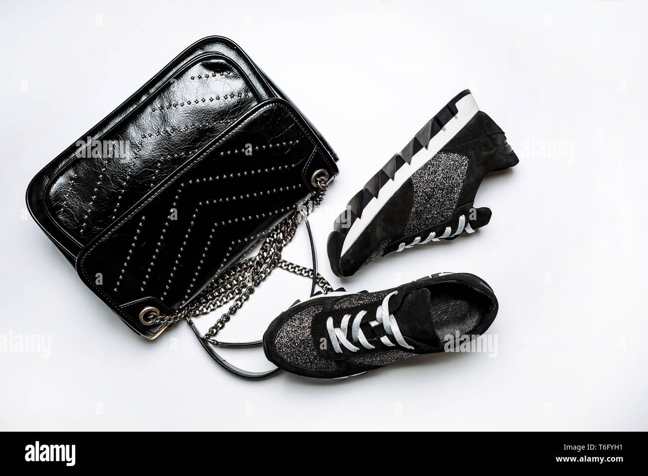 Modische schwarze Leder Turnschuhe mit Socken und Weiß Silber Pailletten Stockfoto