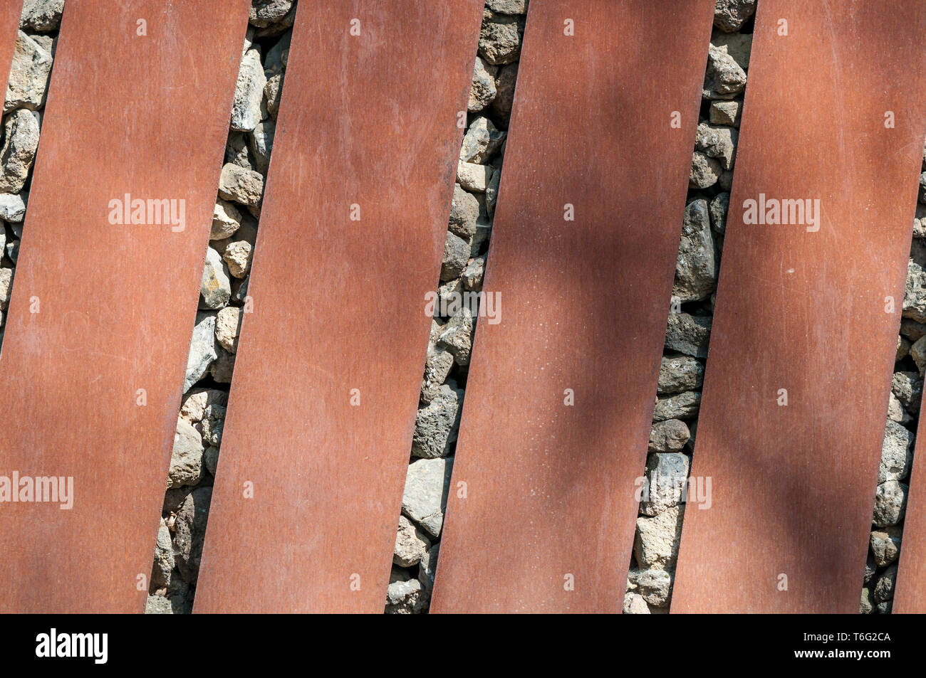 Stützmauer mit Stahl, Steine können hinter, Olot, Katalonien, Spanien gesehen werden. Stockfoto