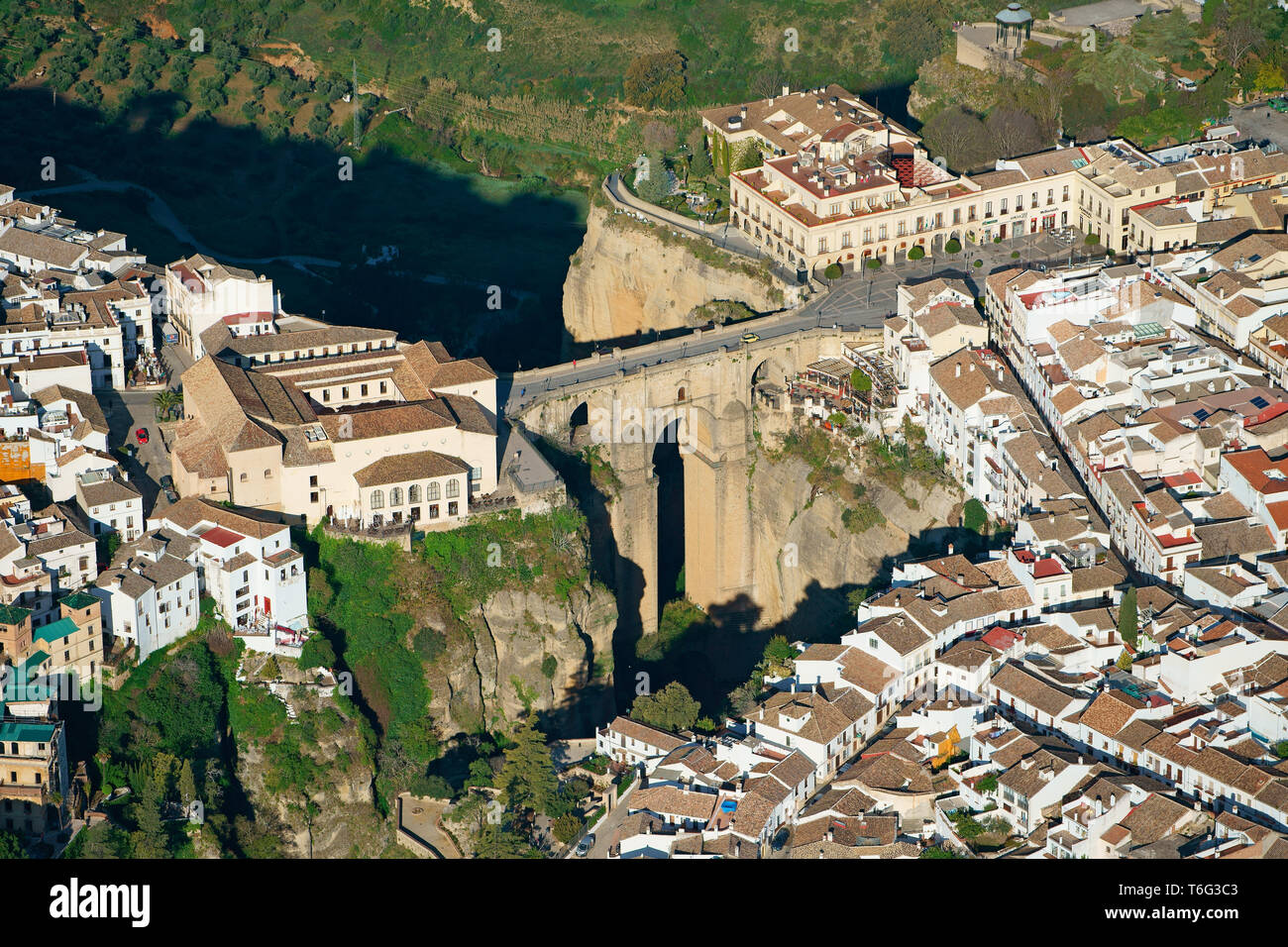 LUFTAUFNAHME. Historische, malerische Stadt, die durch einen tiefen Canyon halbiert wird. Ronda, Andalusien, Spanien. Stockfoto
