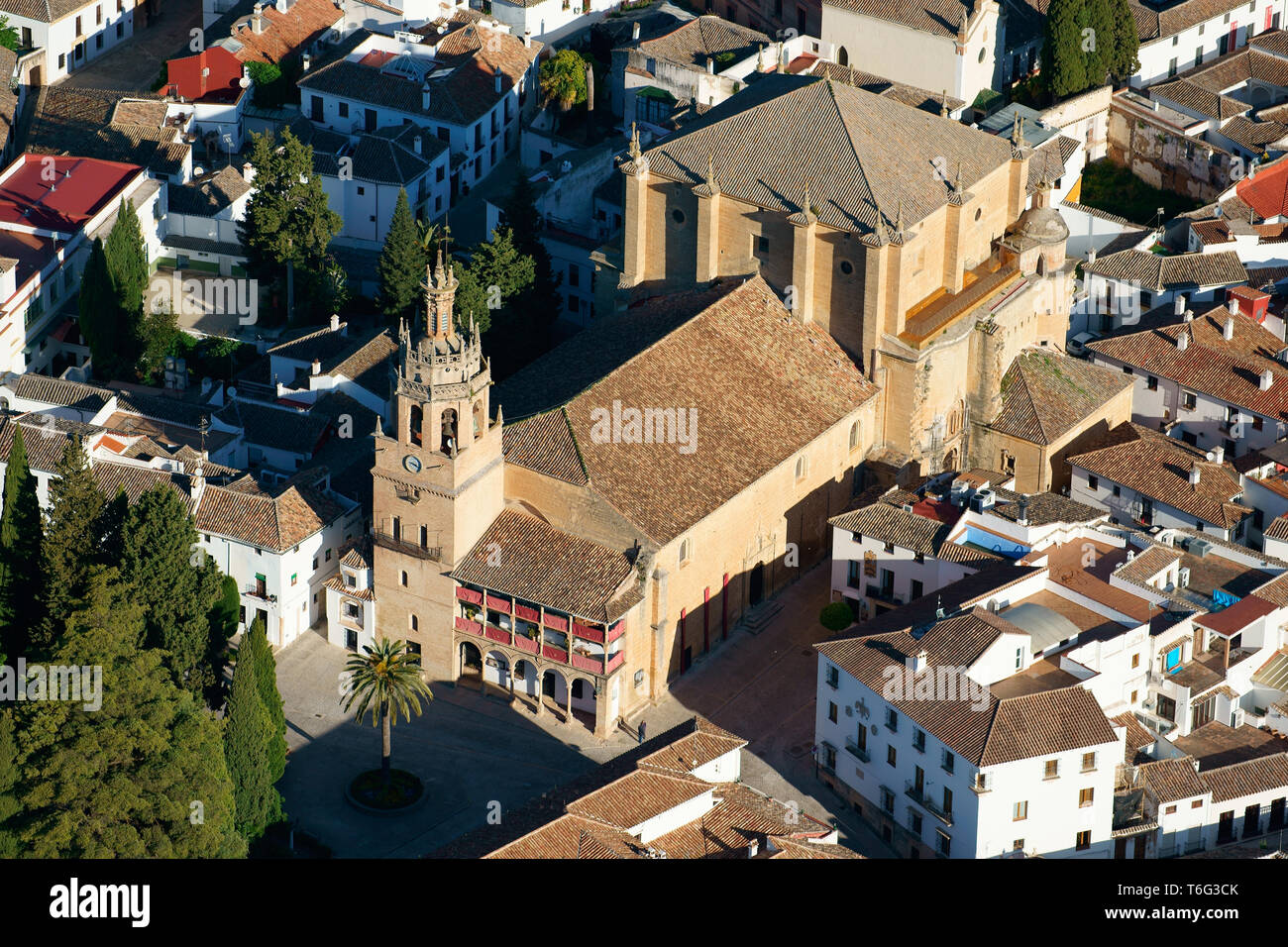 Kirche SANTA MARIA LA MAYOR IN DER ALTSTADT VON RONDA (Luftbild). Andalusien, Spanien. Stockfoto