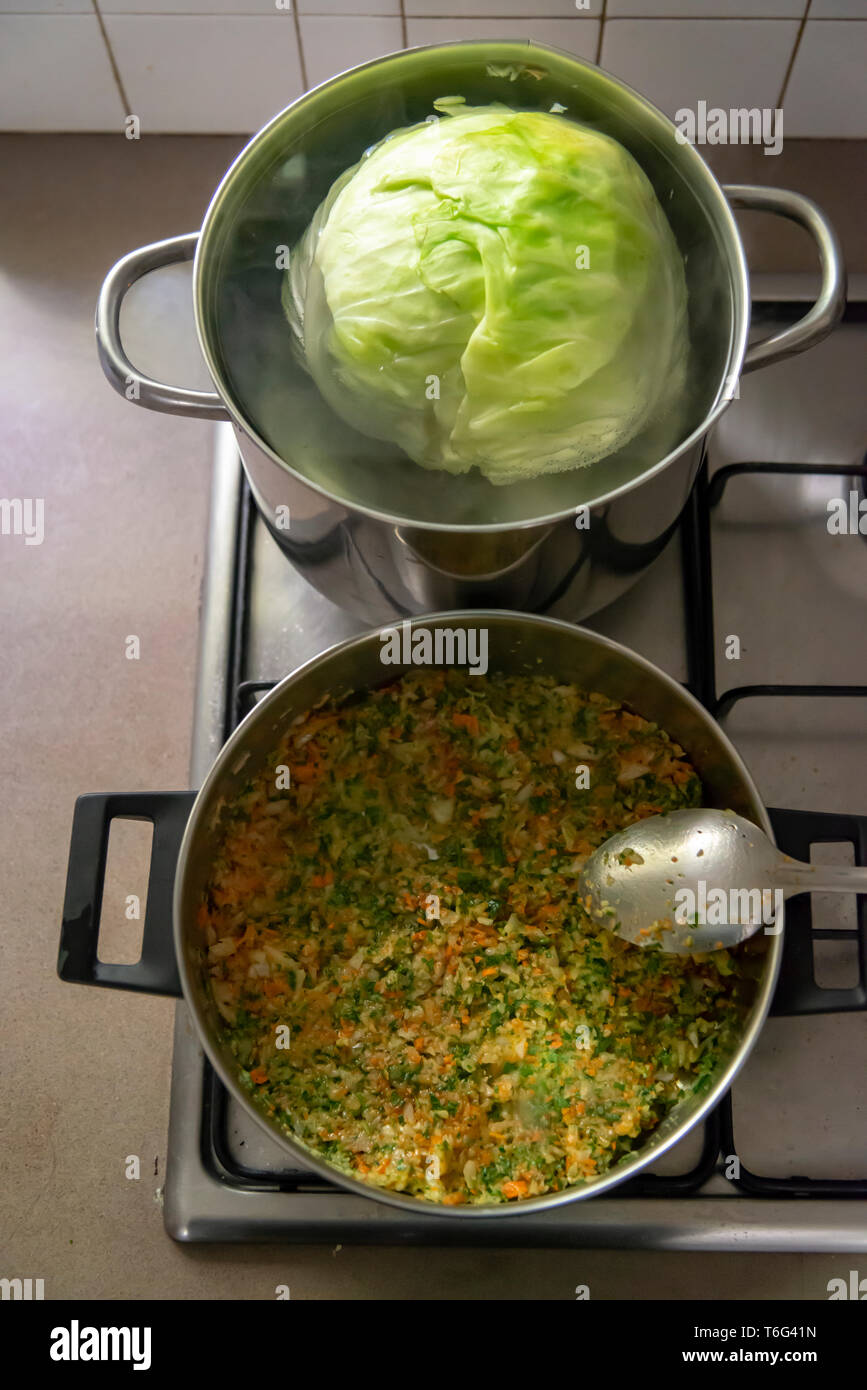 Heizung Kohl die Blätter zu erweichen und Vorbereitung mix Reis und Gemüse Stockfoto