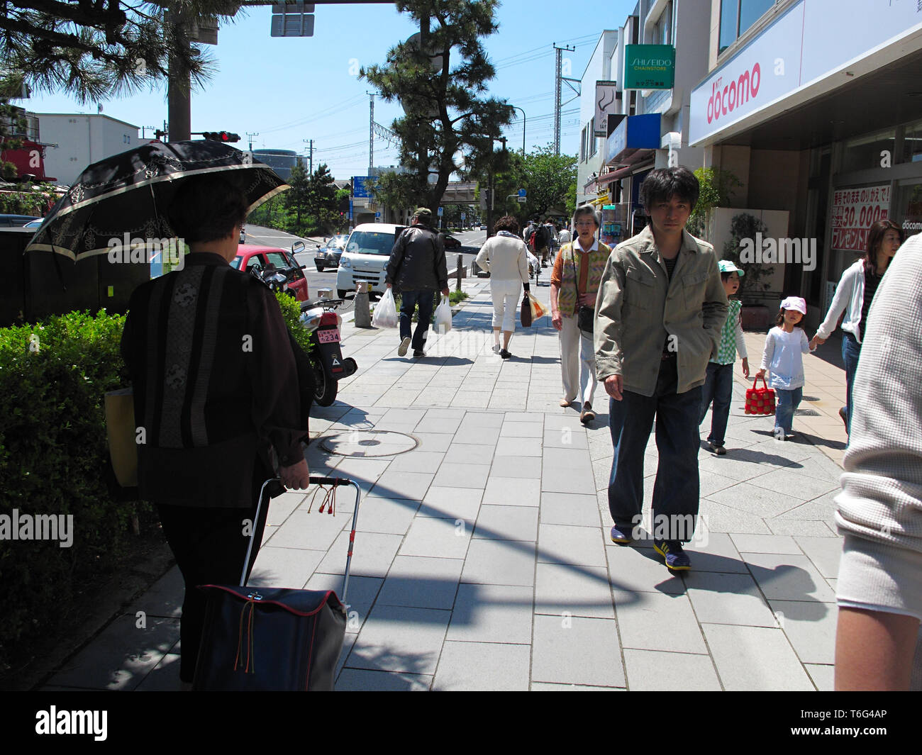 Frau mit Sonnenschirm in Kamakura, Japan. Stockfoto