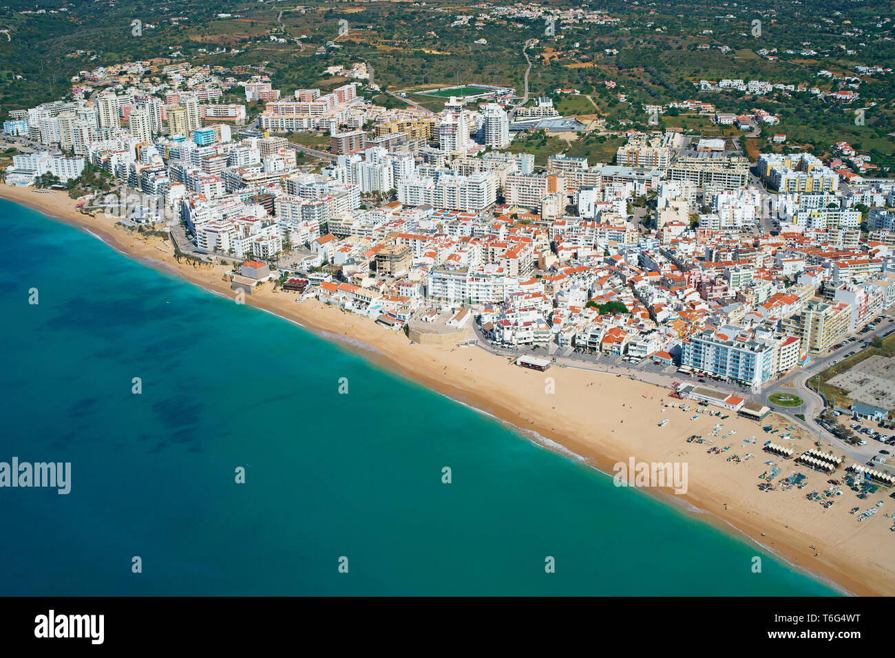 LUFTAUFNAHME. Fischerdorf und Touristenzentrum in der Nähe der wichtigsten Felsformationen an der Küste der Algarve. Armação de Pêra, Portugal. Stockfoto