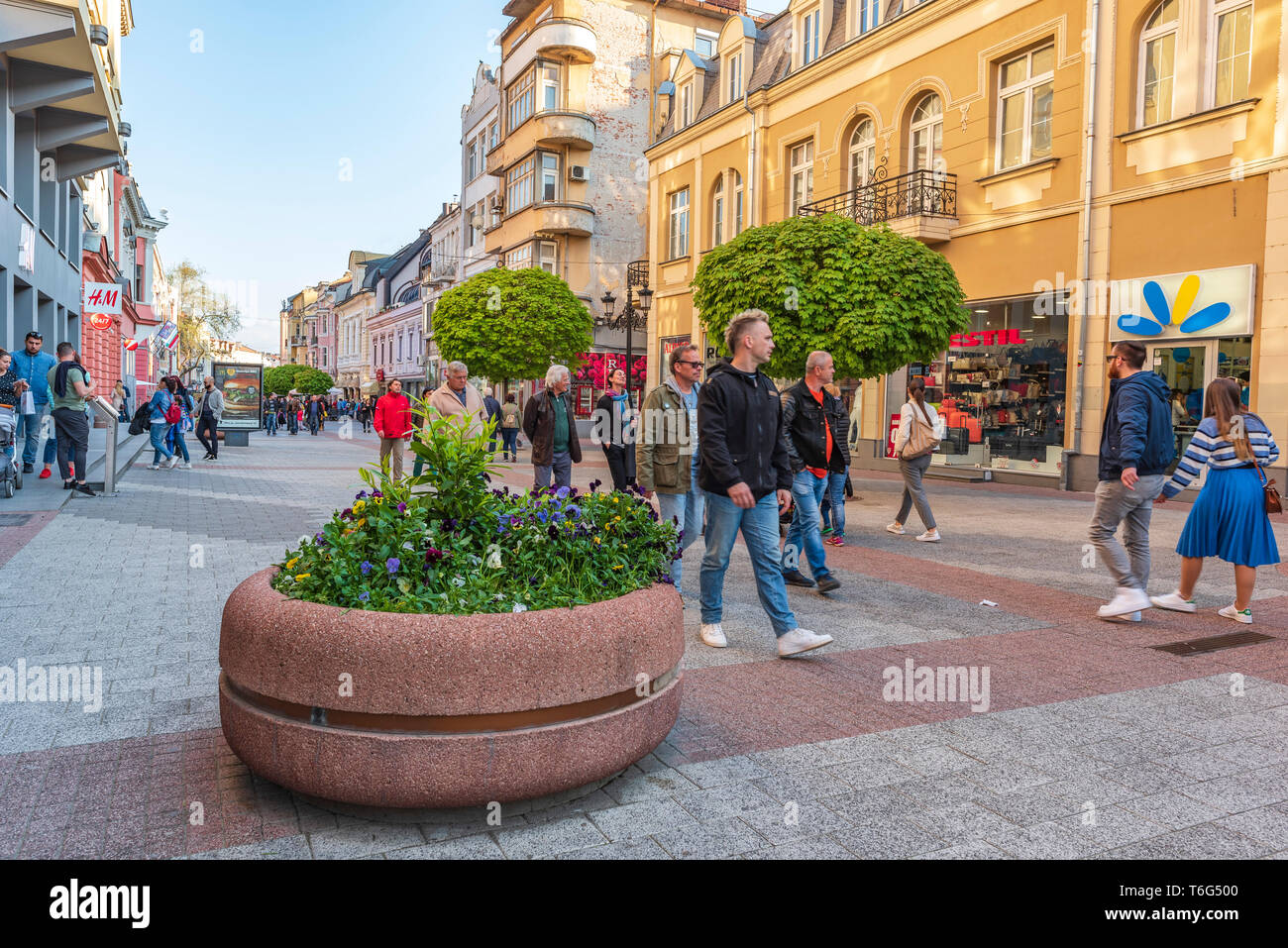 Völker zu Fuß im Zentrum von Plovdiv - Europäische Kulturhauptstadt im Jahr 2019. Die eine der ältesten Städte der Welt. Stockfoto