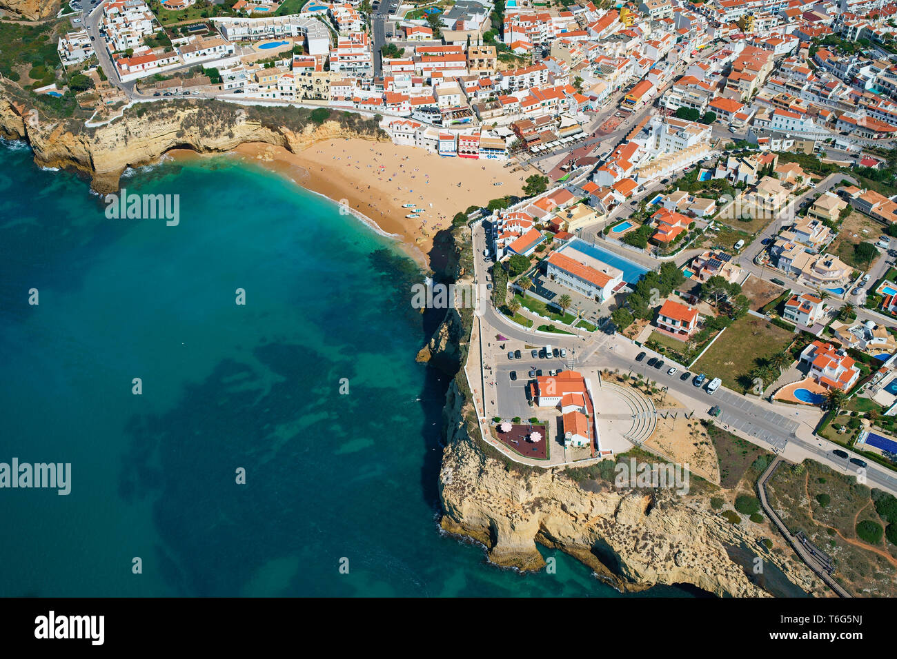 LUFTAUFNAHME. Badeort mit einer malerischen Küste mit Sandstränden und hoch aufragenden Klippen. Carvoeiro, Algarve, Portugal. Stockfoto