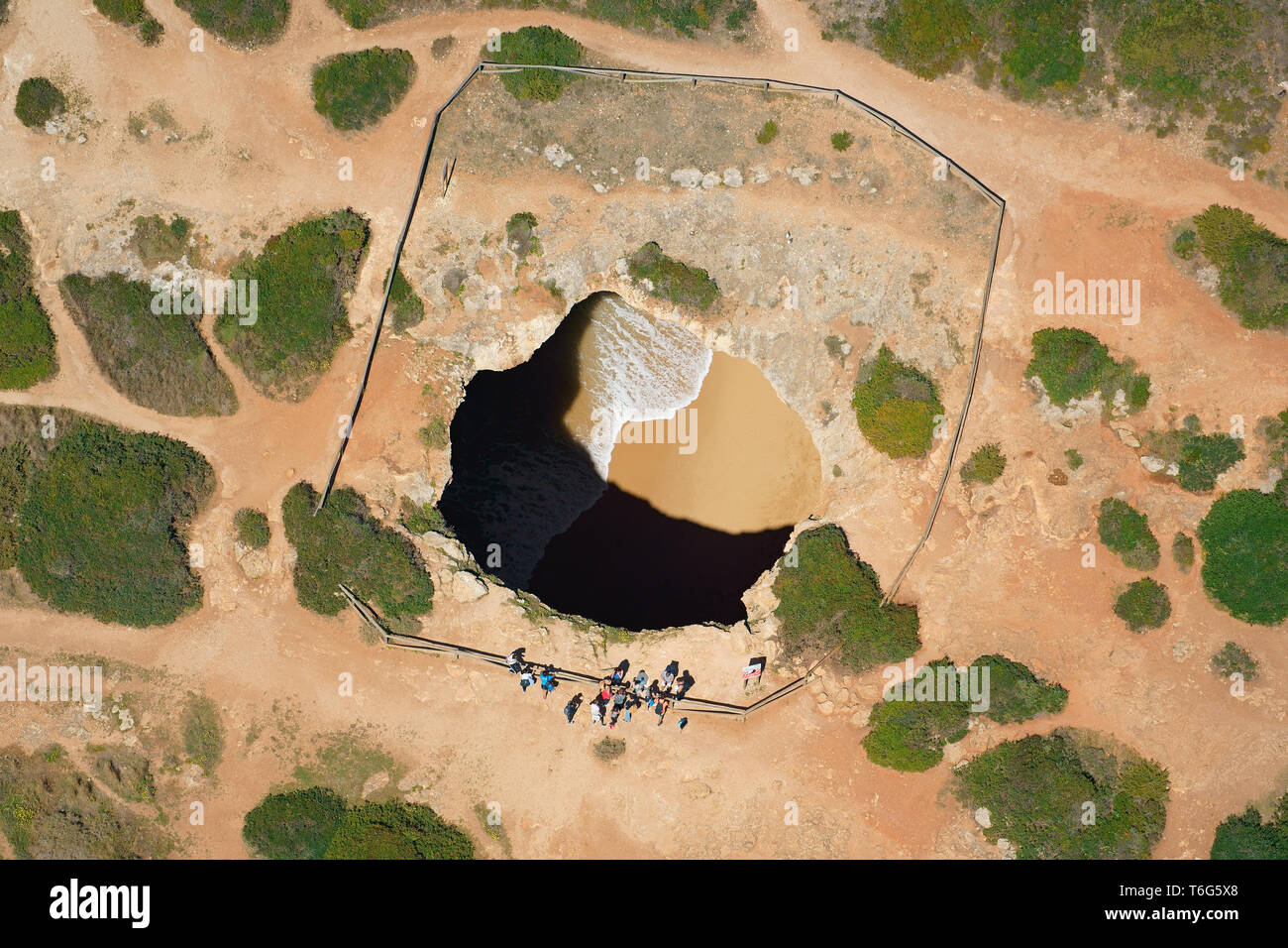 LUFTAUFNAHME. Algar de Benagil: Eine große fotogene Meereshöhle an der zerklüfteten Küste der Algarve. Lagoa, Portugal. Stockfoto