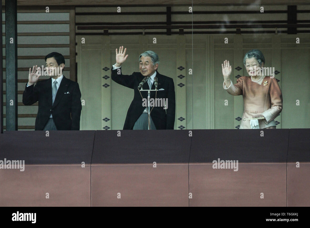 Kaiser Akihito von Japan und seine Familie erhalten die Grüße der Öffentlichkeit am 73. Geburtstag des Kaisers, auf dem Gelände des Kaiserpalastes in Tokio, Japan, am Samstag, 23 Dezember, 2006. Die kaiserliche Familie, von links nach rechts sind die Krone Pricne Naruhito, Kaiser Akihito und Kaiserin Michiko. Stockfoto