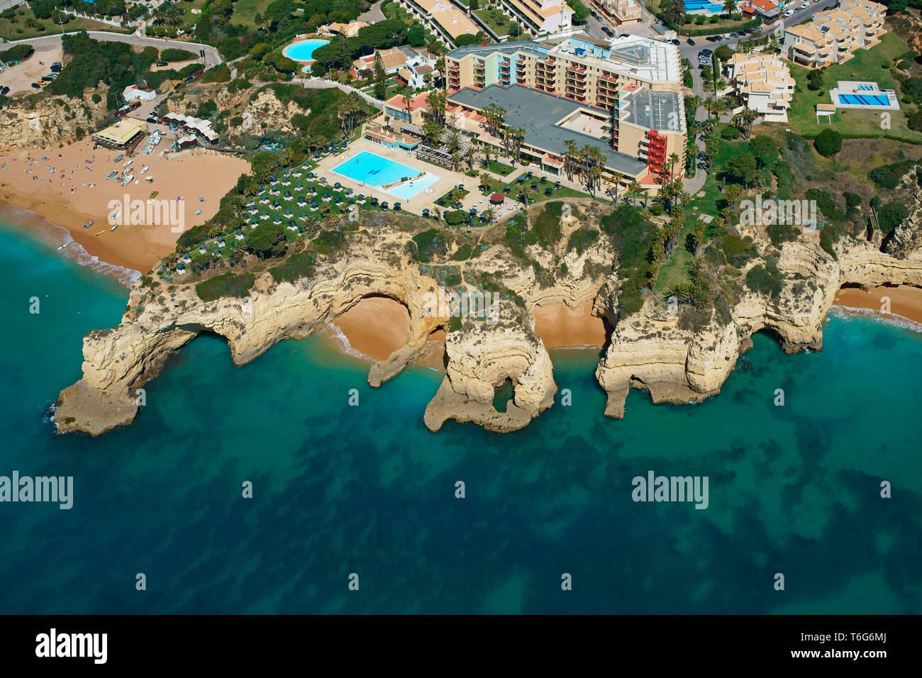 LUFTAUFNAHME. Resort mit Blick auf eine beeindruckende Landschaft von Klippen und Buchten. Pestana Viking Resort, Porches, Lagoa, Algarve, Portugal. Stockfoto