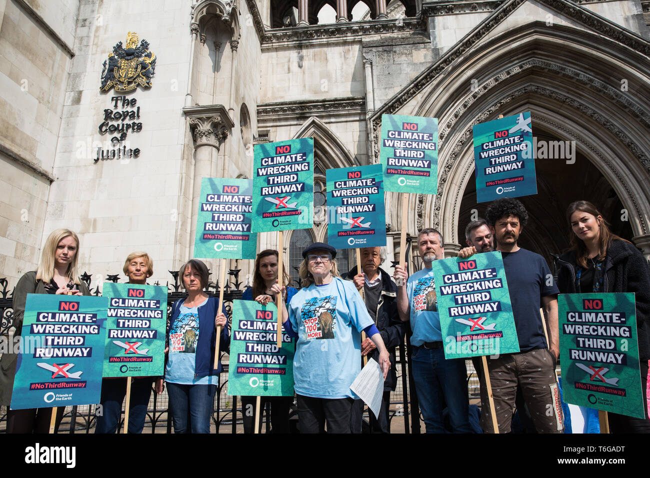 London, Großbritannien. Mai, 2019. Aktivisten sammeln außerhalb der Royal Courts of Justice nach dem Scheitern einer Hohen Gericht Herausforderung an die umstrittenen Pläne für eine dritte Start- und Landebahn am Flughafen Heathrow zu bauen. Gerichtliche Überprüfungen der Beschluss der Bundesregierung, die Pläne zu genehmigen hatte durch fünf Räte, Bewohner geholt worden, Umwelt Nächstenliebe einschließlich Greenpeace, die Freunde der Erde und Plan B und Londoner Bürgermeister Sadiq Khan. Credit: Mark Kerrison/Alamy leben Nachrichten Stockfoto