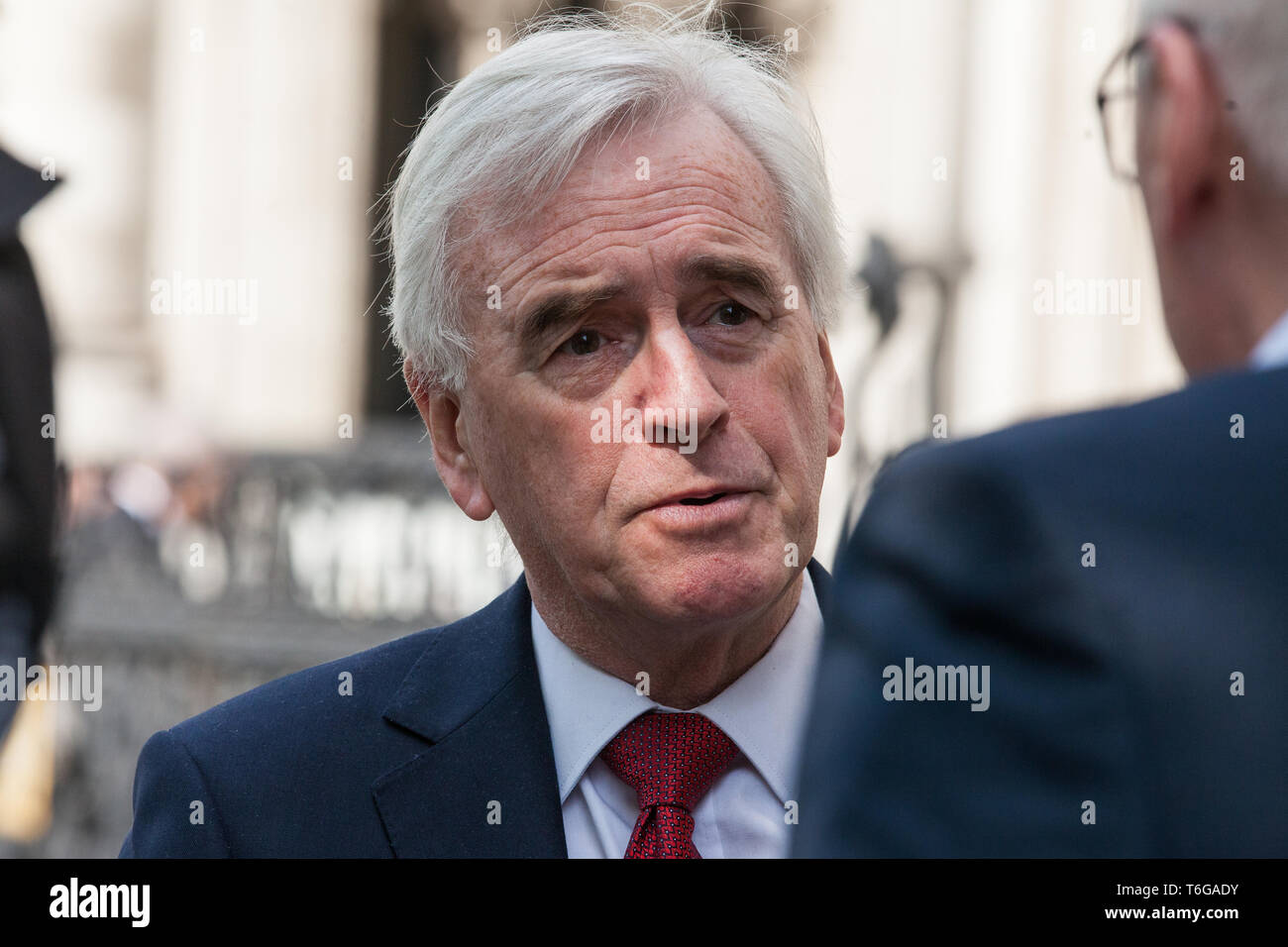 London, Großbritannien. Mai, 2019. Schatzkanzler John McDonnell, auch Labour MP für Hayes und Harlington, außerhalb der Royal Courts of Justice nach dem Scheitern einer Hohen Gericht Herausforderung an die umstrittenen Pläne für eine dritte Start- und Landebahn am Flughafen Heathrow zu bauen interviewt. Gerichtliche Überprüfungen der Beschluss der Bundesregierung, die Pläne zu genehmigen hatte durch fünf Räte, Bewohner geholt worden, Umwelt Nächstenliebe einschließlich Greenpeace, die Freunde der Erde und Plan B und Londoner Bürgermeister Sadiq Khan. Credit: Mark Kerrison/Alamy leben Nachrichten Stockfoto