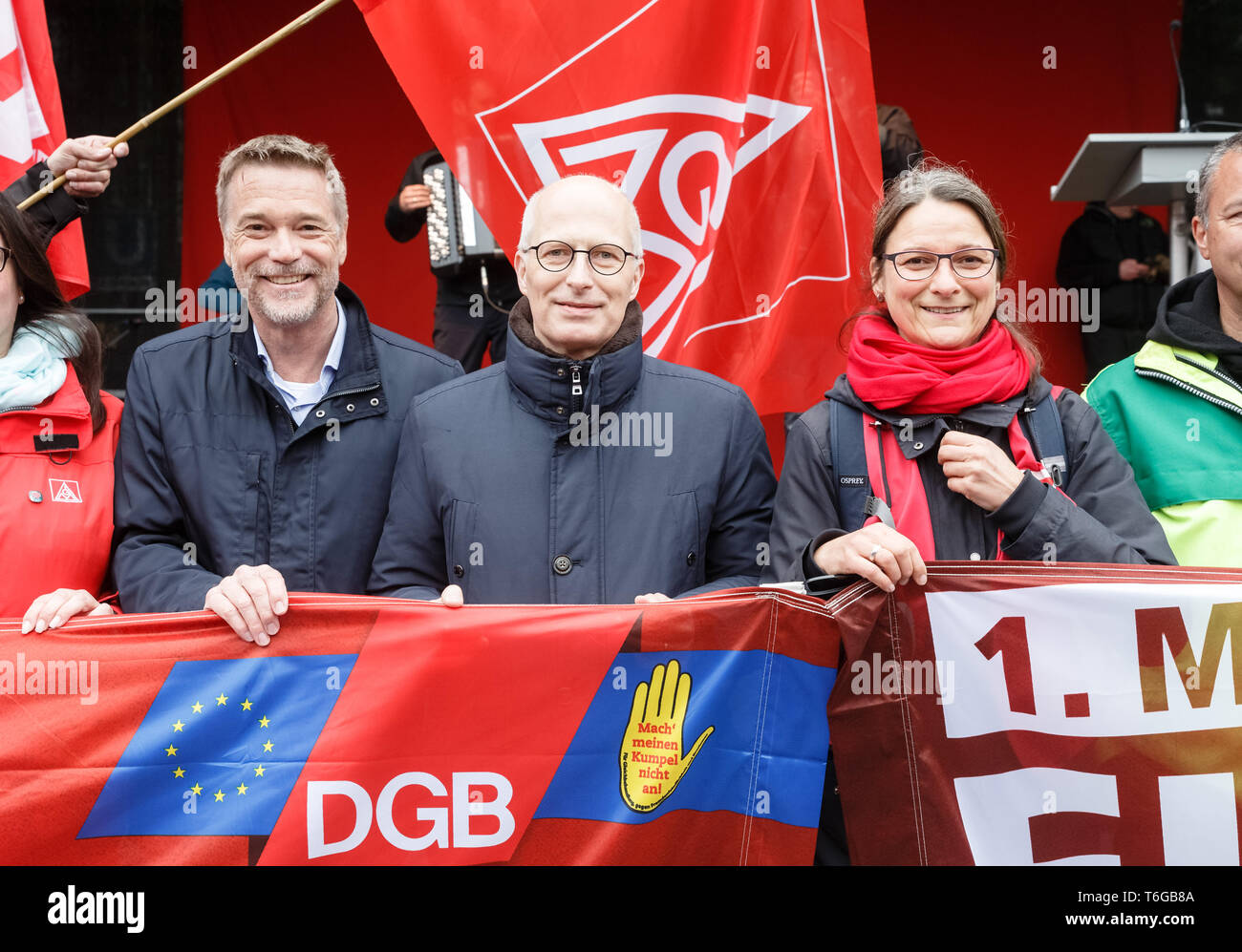 Hamburg, Deutschland. 01 Mai, 2019. Berthold Bose (L-R), Regional Director  Verdi Hamburg, Peter Tschentscher (SPD), erster Bürgermeister von Hamburg,  und Katja Karger, Vorsitzende des DGB in Hamburg, gemeinsam vor der Bühne  stand