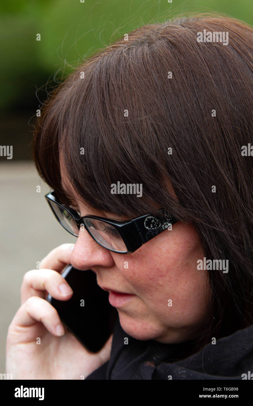 Glasgow, UK. Mai, 2019. Natalie McGarry gesehen verlassen Glasgow Sheriff Court. Die ehemalige SNP MP für Glasgow East, Natalie McGarry, lag an der Glasgow Sheriff Court verurteilt zu werden, nachdem er zwei Aufladungen der Unterschlagung. Jedoch nach Anhörung der Verteidigung Bewegungen, Polizeichef Paul Crozier weiter Fragen bis zum 10. Mai 2019. Credit: Iain Mcguinness/SOPA Images/ZUMA Draht/Alamy leben Nachrichten Stockfoto