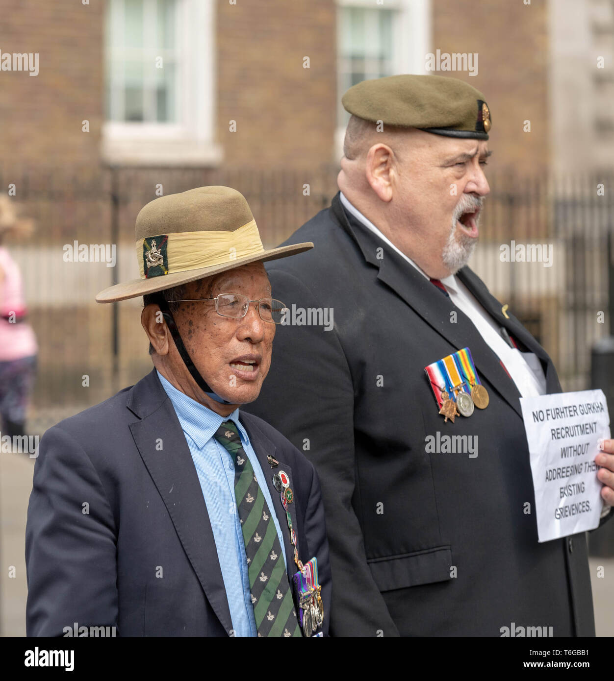 London, Großbritannien. 1. Mai 2019 Gurkha Veteranen März entlang Whitehall in einem Protest fordert gleiche Rechte mit britischen Soldaten und das Recht auf das Vereinigte Königreich zu kommen. Credit: Ian Davidson/Alamy leben Nachrichten Stockfoto