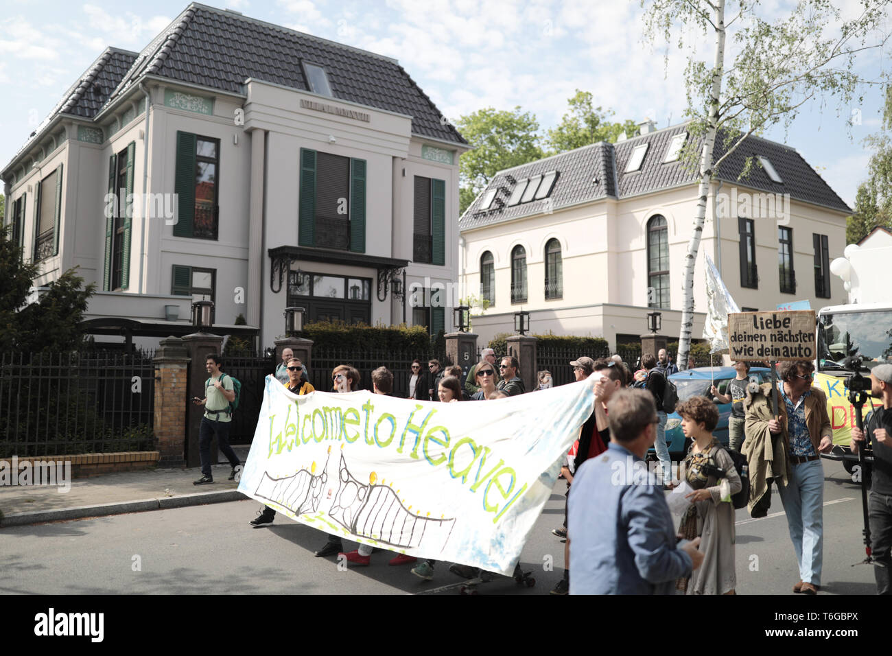 01. Mai 2019, Berlin: die Teilnehmer mit einem Plakat "Willkommen im Himmel" im Grunewald auf der Demonstration zeigen 'My Gruni'. Foto: Kay Nietfeld/dpa Stockfoto