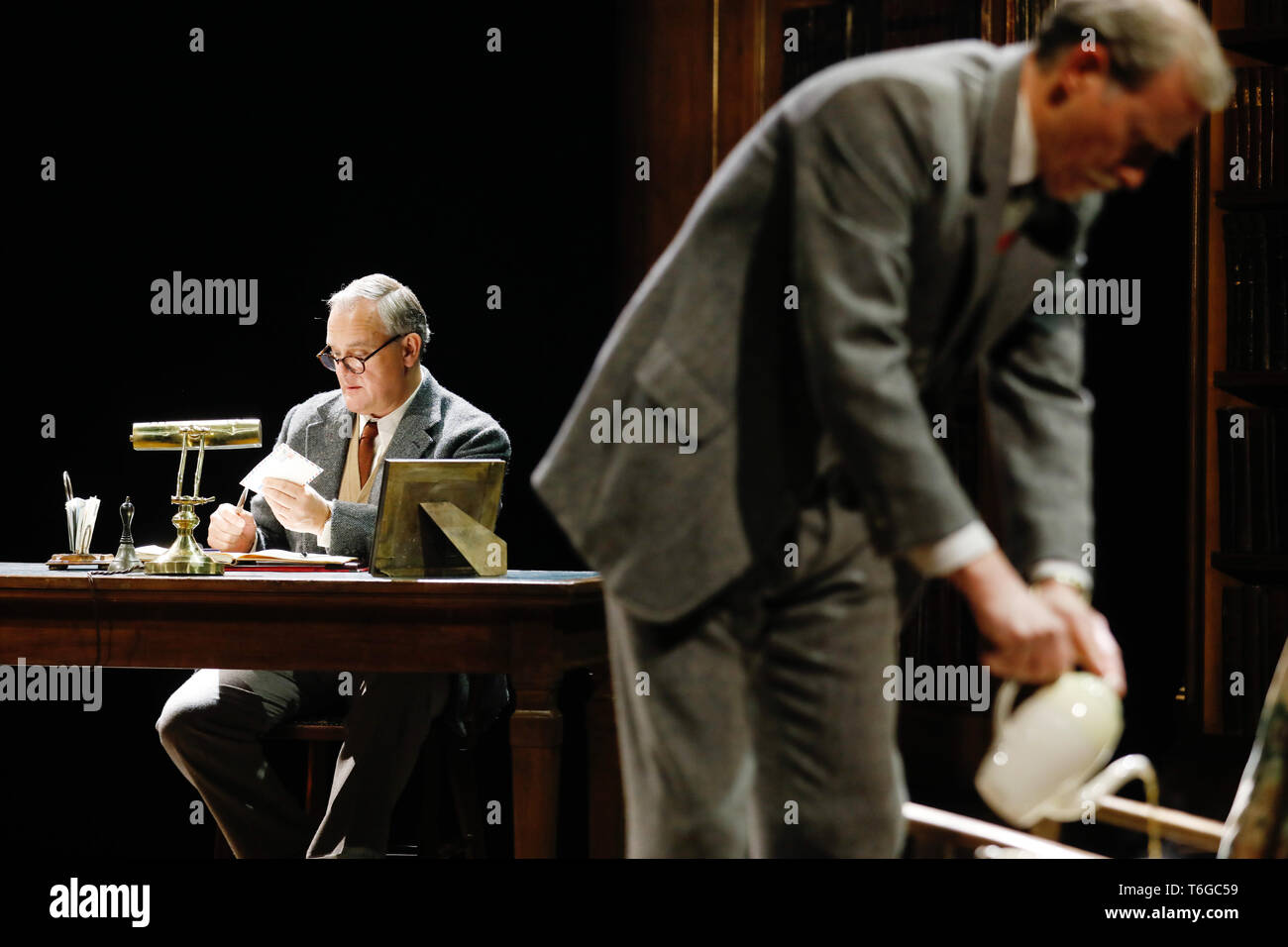 Chichester, Großbritannien. 1. Mai 2019. Hugh Bonneville (L) führt, wie C.S. Lewis, mit Andrew Havill (wie Lewis Bruder Warnie) bei einem Fotoshooting für William Nicholson'S hadowlands' an der Chichester Festival Theatre in West Sussex, UK Mittwoch, Mai 1, 2019. Das Spiel, unter der Regie von Rachel Kavanaugh, läuft bis zum 25. Mai. Foto: Credit: Lukas MacGregor/Alamy leben Nachrichten Stockfoto