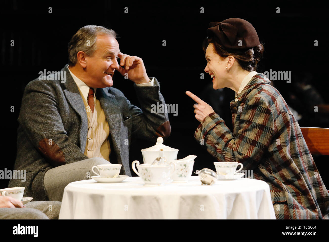 Chichester, Großbritannien. 1. Mai 2019. Hugh Bonneville (L) führt, wie C.S. Lewis, mit Liz White (als Joy Gresham) bei einem Fotoshooting für William Nicholson'S hadowlands' an der Chichester Festival Theatre in West Sussex, UK Mittwoch, Mai 1, 2019. Das Spiel, unter der Regie von Rachel Kavanaugh, läuft bis zum 25. Mai. Foto: Credit: Lukas MacGregor/Alamy leben Nachrichten Stockfoto