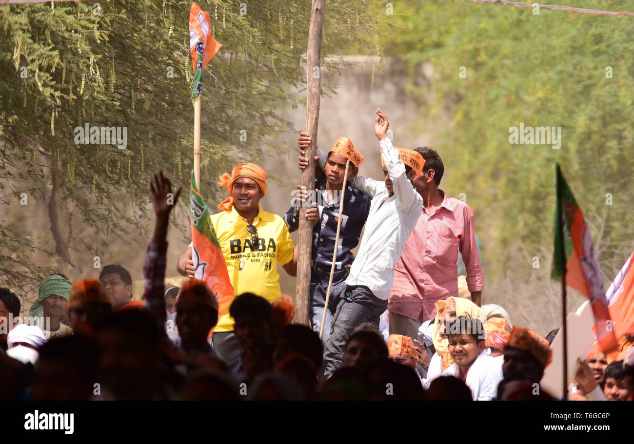 Mai 1, 2019 - Kaushambi: Völker während der indische Premierminister und Führer der BJP Narendra Modi Adresse Wahlkampf öffentliche Kundgebung an Bharwari in Kaushambi Bezirk von Uttar Pradesh am 01-05-2019. Foto von Prabhat Kumar verma Credit: Prabhat Kumar Verma/ZUMA Draht/Alamy leben Nachrichten Stockfoto