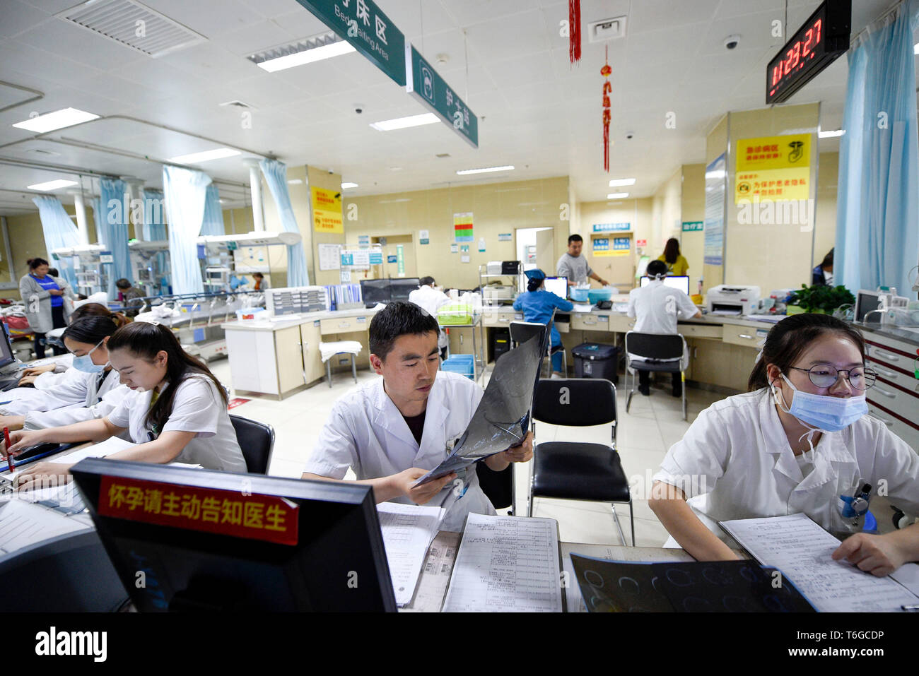 Yinchuan. Mai, 2019. Medizinische Arbeiter der Notaufnahme im Krankenhaus von Ningxia Medizinische Universität im Nordwesten Chinas autonomen Region Ningxia Hui, Mai 1, 2019. Menschen aus verschiedenen Branchen ihre Beiträge während des Labor Day. Credit: Feng Kaihua/Xinhua/Alamy leben Nachrichten Stockfoto