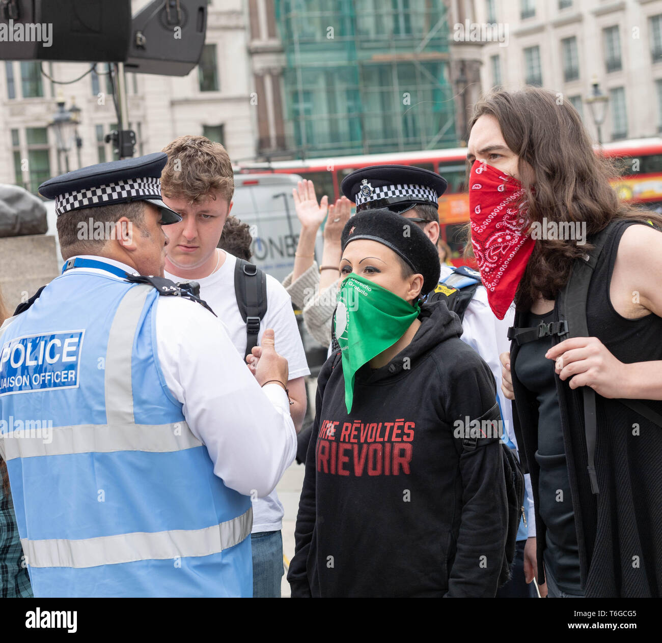 London, Großbritannien. 1. Mai 2019. Mai Tag der Arbeit Rally und März mit Gewerkschaften und internationale organsiations feiert Tag der Arbeit auf dem Trafalgar Square hatte die Polizei in der Argumente zwischen pro- und anti transgender Demonstranten Credit: Ian Davidson/Alamy Leben Nachrichten zu intervenieren, Stockfoto