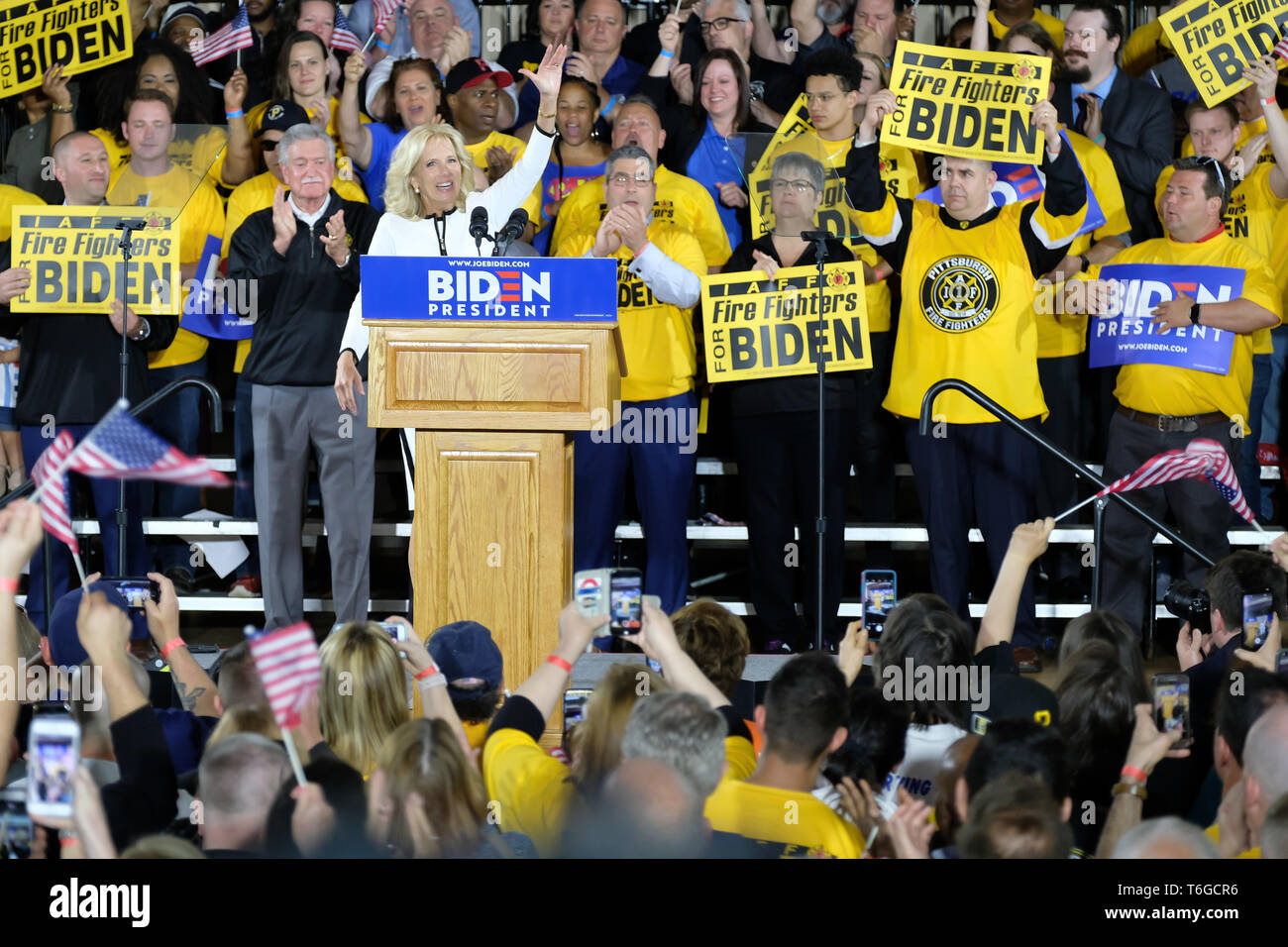 April 29, 2019 - Pittsburgh, Pennsylvania, USA - Dr. Jill Biden führt ihr Mann Joe Biden, der weg von seiner Kampagne für Präsident in Pittsburgh, Pennsylvania. (Bild: © preston Ehrler/ZUMA Draht) Stockfoto