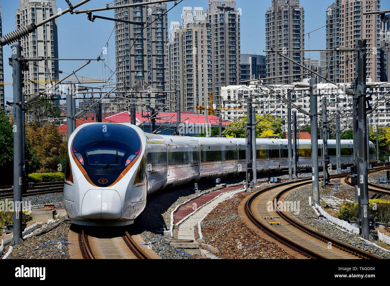 Tianjin. Mai, 2019. Fährt ein Zug fromTianjin Bahnhof im Norden Chinas Tianjin, Mai 1, 2019. Die China Railway System sah einen Anstieg der Passagierzahlen als der vier Tage am Tag der Arbeit nationaler Feiertag begann am 1. Mai. Credit: Yang Baosen/Xinhua/Alamy leben Nachrichten Stockfoto