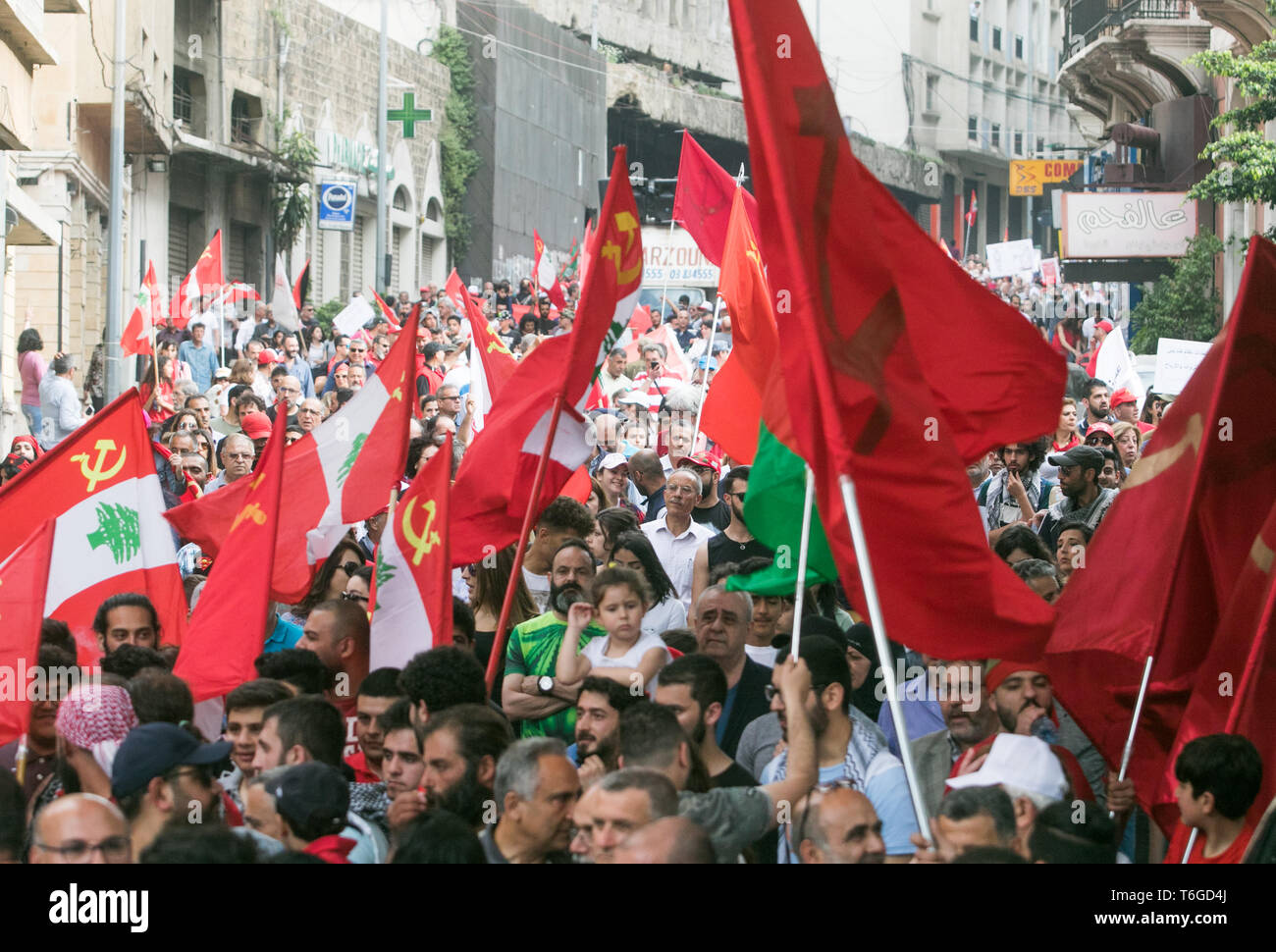 Beirut, Libanon. Mai, 2019. Tausende Anhänger der libanesischen kommunistischen Partei, Gewerkschaft Mitglieder und Aktivisten nehmen an einem Tag der Rallye durch das Zentrum von Beirut als Internationalen Tag der Arbeit fordern bessere Arbeitsbedingungen und den Ausbau der Arbeitnehmerrechte Credit: Amer ghazzal/Alamy Leben Nachrichten markieren Stockfoto