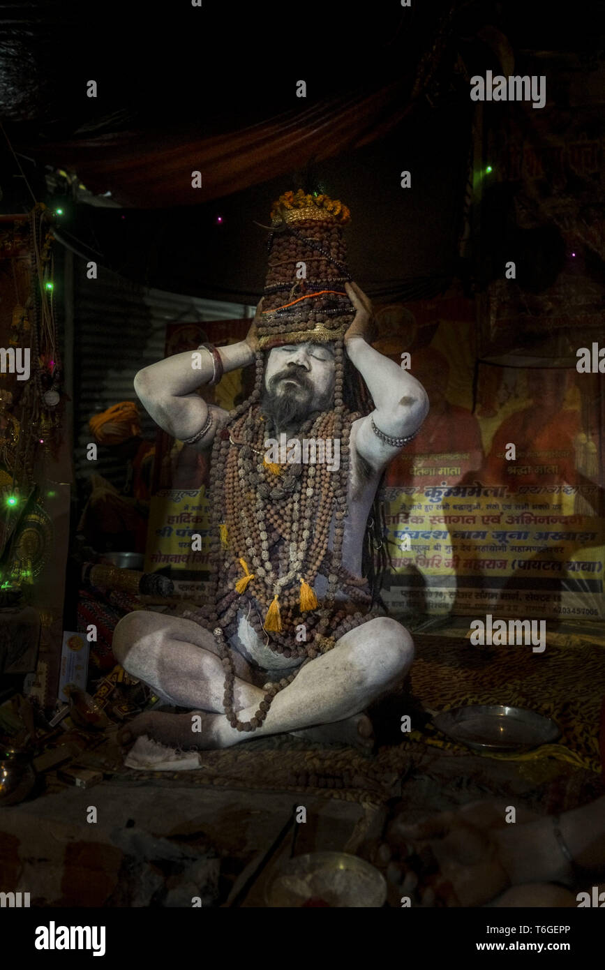 Allahabad, Uttar Pradesh, Indien. Mai, 2019. Diese Naga Sadhu Orte eine Rudraksha Kopfschmuck auf seinem Kopf und trägt nichts als Rudraksha Perlen und bhasm auf seinem Körper. Nach der Mythologie, die Tränen von Lord Shiva landete auf der Erde Geburt die heilige Rudraksha Baum. Heute sind diese Samen noch von heiligen Männern und Frauen verwendet werden und abgenutzt Das Höhere Selbst zu erreichen. Es ist auch für die Meditation benutzt, möchte man einen Rosenkranz. Credit: ZUMA Press, Inc./Alamy leben Nachrichten Stockfoto