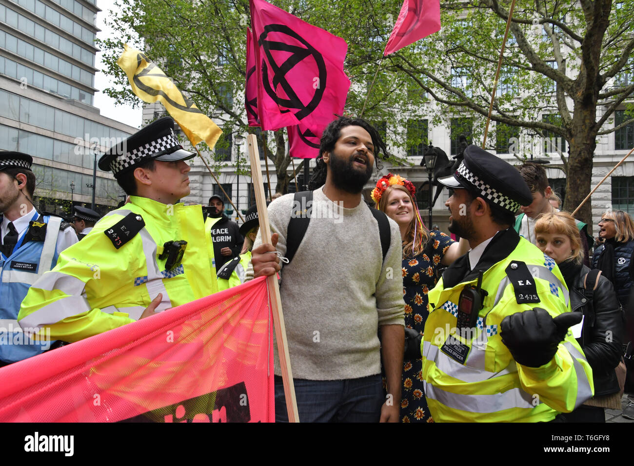 London, Großbritannien. 1. Mai 2019. Carn - Böse des Chaos mit Samba trommeln Demonstration für den Klimawandel in der Botschaft von Brasilien, London, UK. 1. Mai 2019. Bild Capital/Alamy leben Nachrichten Stockfoto