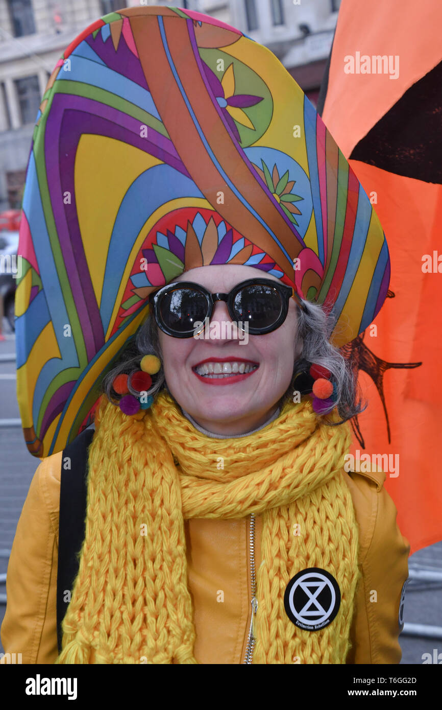 London, Großbritannien. 1. Mai 2019. Carn - Böse des Chaos mit Samba trommeln Demonstration für den Klimawandel in der Botschaft von Brasilien, London, UK. 1. Mai 2019. Bild Capital/Alamy leben Nachrichten Stockfoto