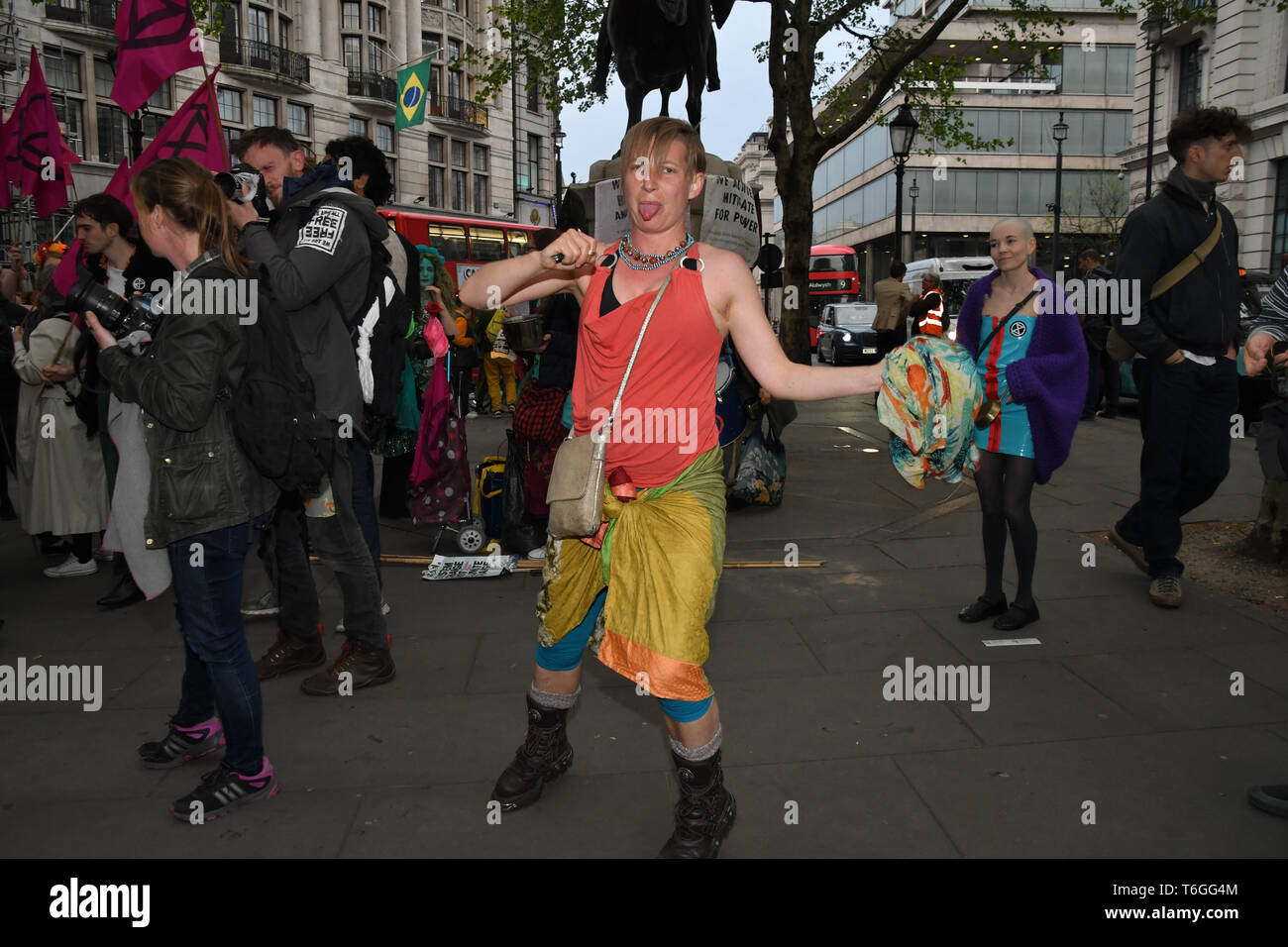 London, Großbritannien. 1. Mai 2019. Carn - Böse des Chaos mit Samba trommeln Demonstration für den Klimawandel in der Botschaft von Brasilien, London, UK. 1. Mai 2019. Bild Capital/Alamy leben Nachrichten Stockfoto