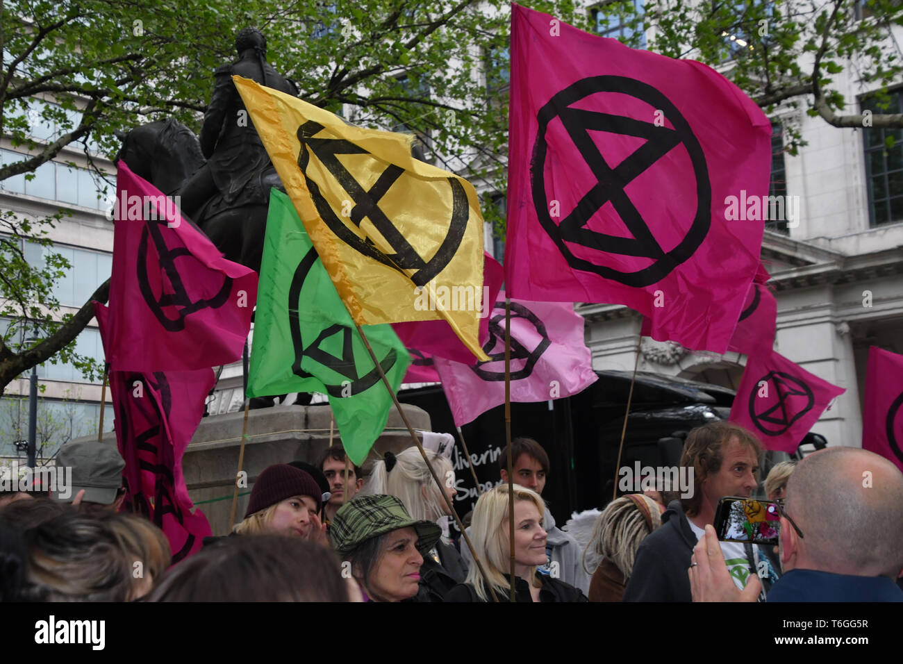 London, Großbritannien. 1. Mai 2019. Carn - Böse des Chaos mit Samba trommeln Demonstration für den Klimawandel in der Botschaft von Brasilien, London, UK. 1. Mai 2019. Bild Capital/Alamy leben Nachrichten Stockfoto