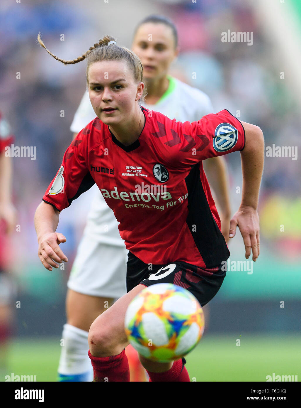 Köln, Deutschland. 01 Mai, 2019. Single Action, Freestyle Greta Stegemann (SC Freiburg). GES/Fußball/DFB-Pokalfinale der Frauen: VfL Wolfsburg - SC Freiburg, 01.05.2019 Fußball: "deutsche Frauen WM-Finale: Wolfsburg gegen Deutschland. Freiburg, Köln, Mai 1, 2019 | Verwendung der weltweiten Kredit: dpa/Alamy leben Nachrichten Stockfoto