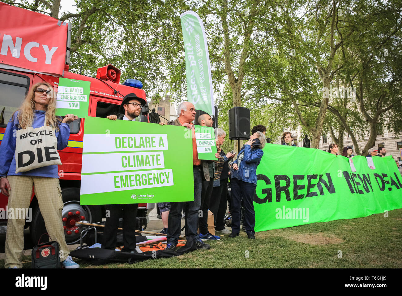 London, UK, 1. Mai 2019. Demonstranten in Parliament Square Beifall auf Lautsprecher mit Plakate, Banner und Poster. Die Veranstaltung ist vom Aussterben Rebellion gegen den Klimawandel organisiert. Credit: Imageplotter/Alamy leben Nachrichten Stockfoto