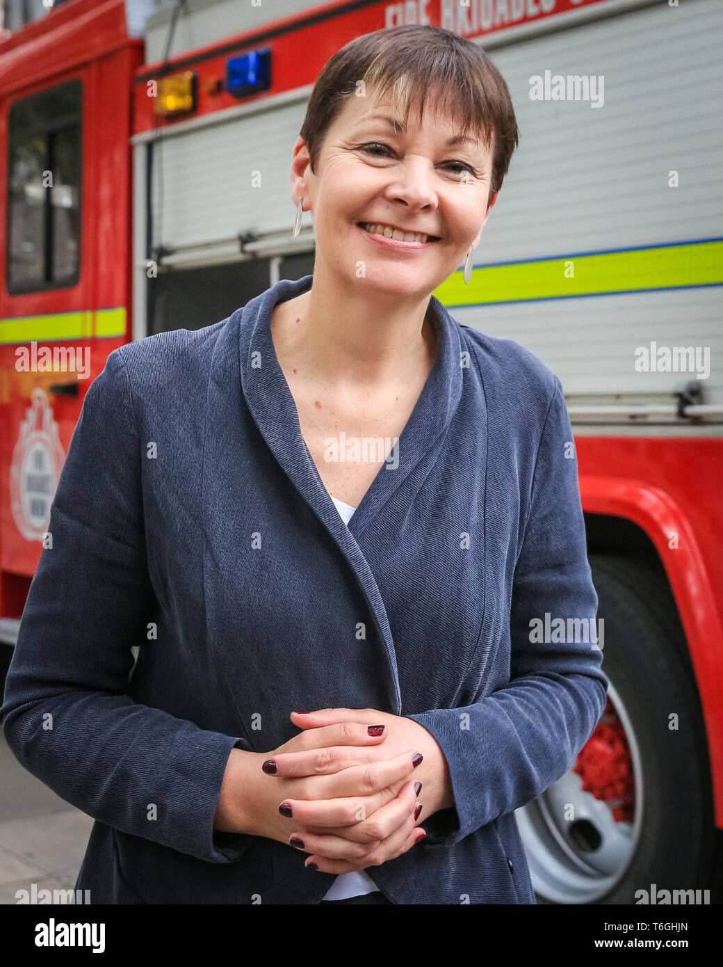 London, UK, 1. Mai 2019. Caroline Lucas, der Führer der Partei der Grünen und MP für Brighton Pavillon, auf der Kundgebung. Demonstranten in Parliament Square Beifall auf Lautsprecher mit Plakate, Banner und Poster. Die Veranstaltung ist vom Aussterben Rebellion gegen den Klimawandel organisiert. Credit: Imageplotter/Alamy leben Nachrichten Stockfoto