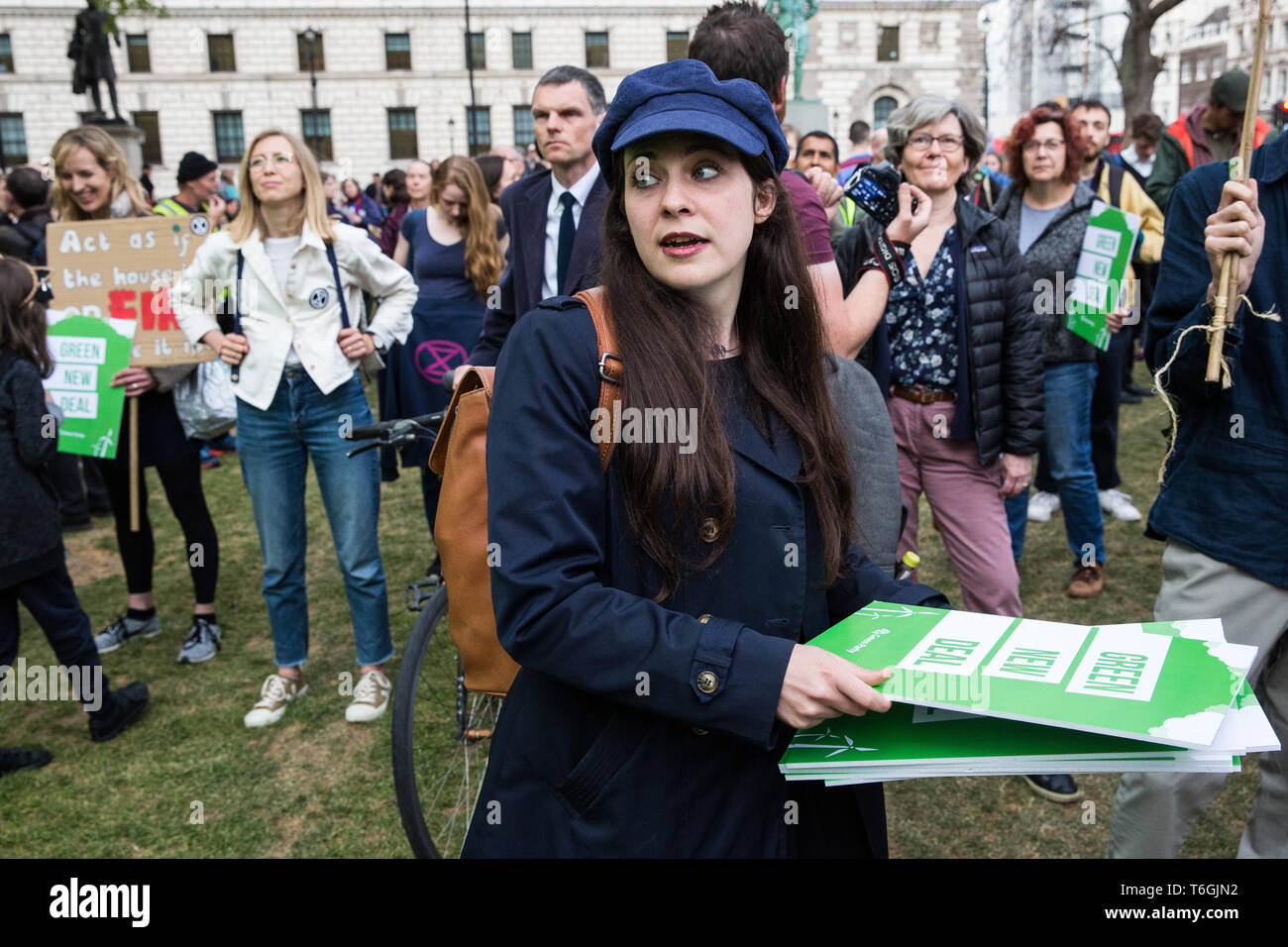 London, Großbritannien. Mai, 2019. Amelia Womack, stellvertretende Vorsitzende der Fraktion der Grünen, verbindet Klima Demonstranten an einer Erklären ein Klima Not jetzt Demonstration im Parlament Platz organisiert mit einer Motion im Unterhaus eine Umwelt und Klima Not eingereicht von Führer der Opposition Jeremy Corbyn zu erklären. Die Bewegung, die sich nicht rechtlich die Regierung zum Handeln zwingen, wurde ohne Abstimmung verabschiedet. Credit: Mark Kerrison/Alamy leben Nachrichten Stockfoto