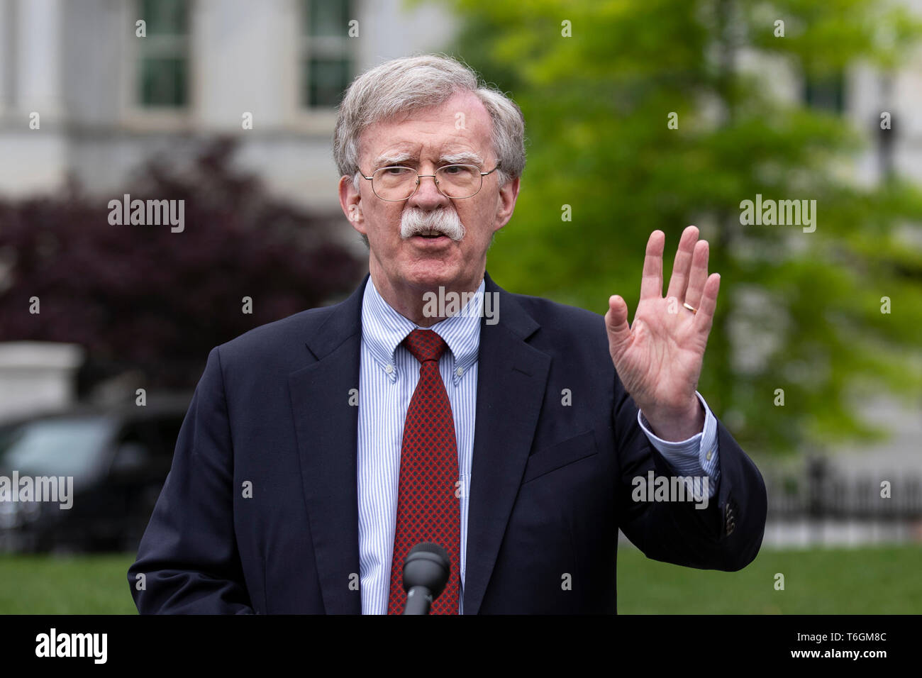 United States National Security Advisor Botschafter John Bolton spricht mit Mitgliedern der Medien im West Wing Einfahrt des Weißen Hauses in Washington, DC am 1. Mai 2019. Bolton unterrichtete die Medien Mitglieder auf dem Laufenden Situation in Venezuela. Credit: Alex Edelman/CNP | Verwendung weltweit Stockfoto