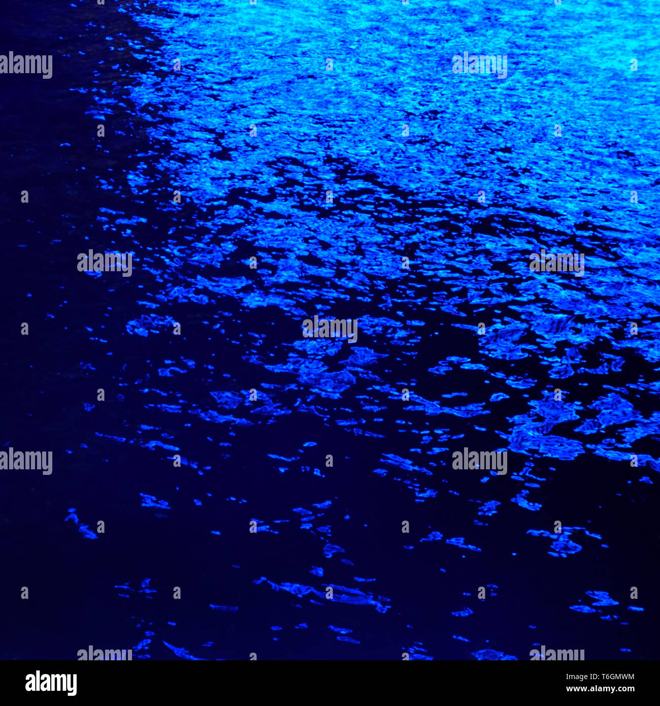 Dunkelblaue Wasser Oberfläche Stockfoto