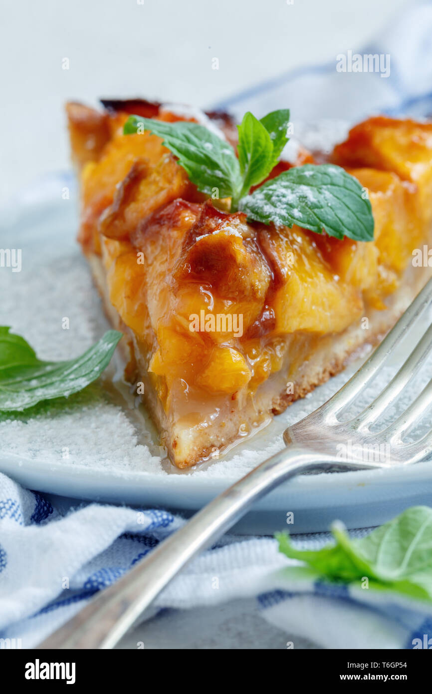 Stück der traditionellen Italienischen crostata mit Pfirsichen. Stockfoto