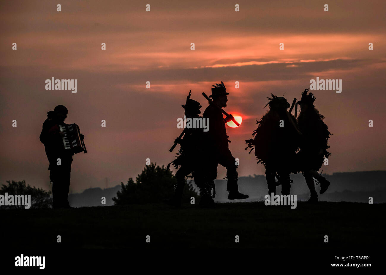 Die diebische Elster Morris Seite (Morris Dancers) während ihrer "Tanz in der Dämmerung" Tag, oder Beltane zu markieren, wie es einst bekannt war, an der ersten Ampel auf Castle Hill in Huddersfield, West Yorkshire. Stockfoto