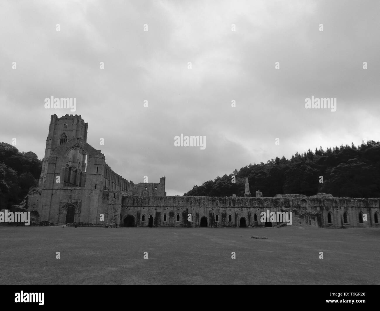 Eine alte Kirche in England schwarz und weiß Ruine Stockfoto