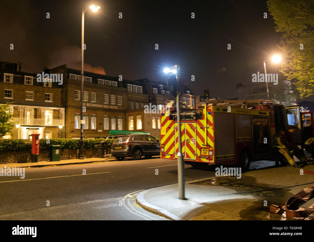 Feuerwehrmänner an die Szene einer großen Flamme an ein Spa, ein Hotel in West London verbunden. Rund 100 Feuerwehrleute sind anwesend, als sie das Feuer in das Gebäude zu bringen versuchen, in Richmond Hill. Stockfoto
