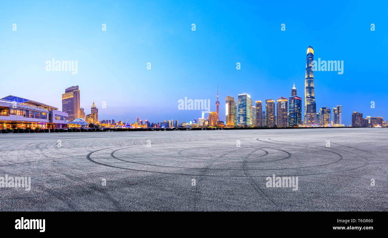 Asphalt Rennstrecke Boden und moderne Skyline und Gebäude in Shanghai bei Nacht, Panoramaaussicht Stockfoto