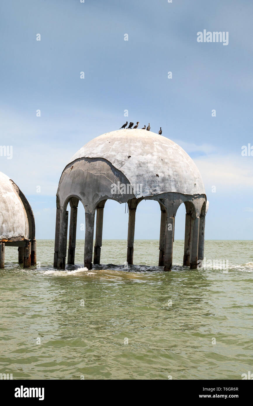 Blauer Himmel über dem Cape Romano Dome House Ruinen Stockfoto