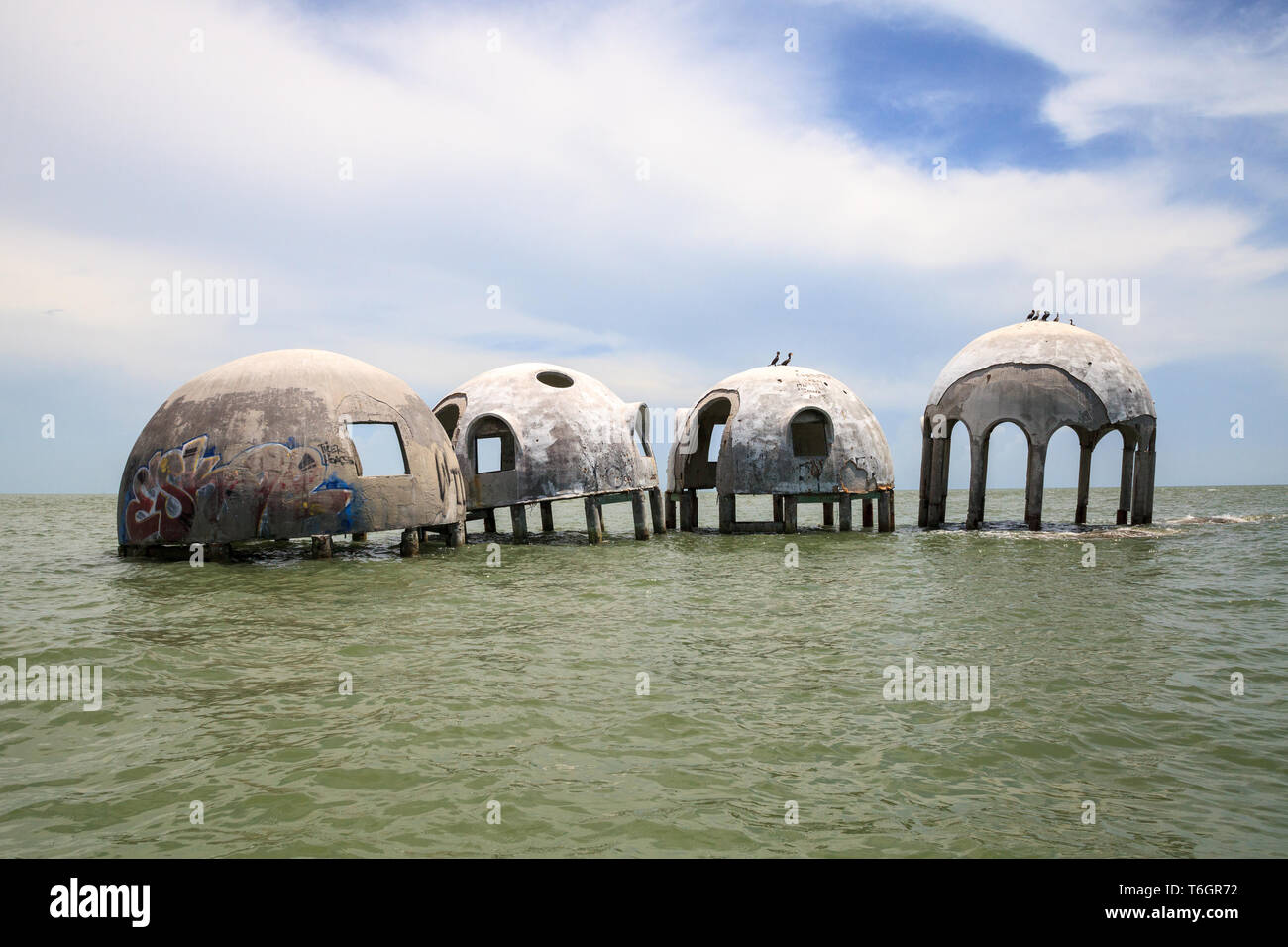 Blauer Himmel über dem Cape Romano Dome House Ruinen Stockfoto