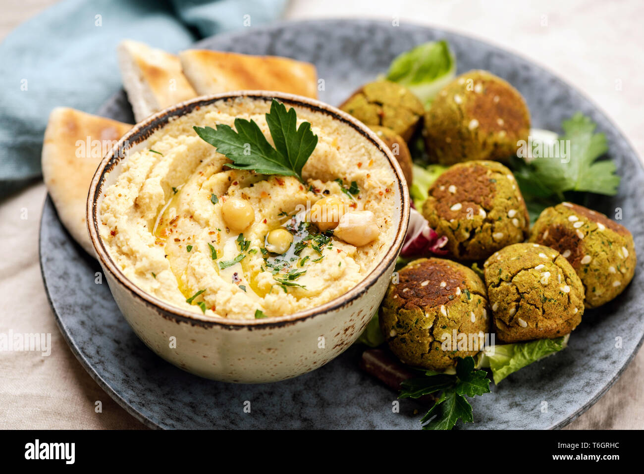 Kichererbse Humus und Falafel auf einem Teller. Gesunde arabisch vegetarische Vorspeise essen. Detailansicht Stockfoto