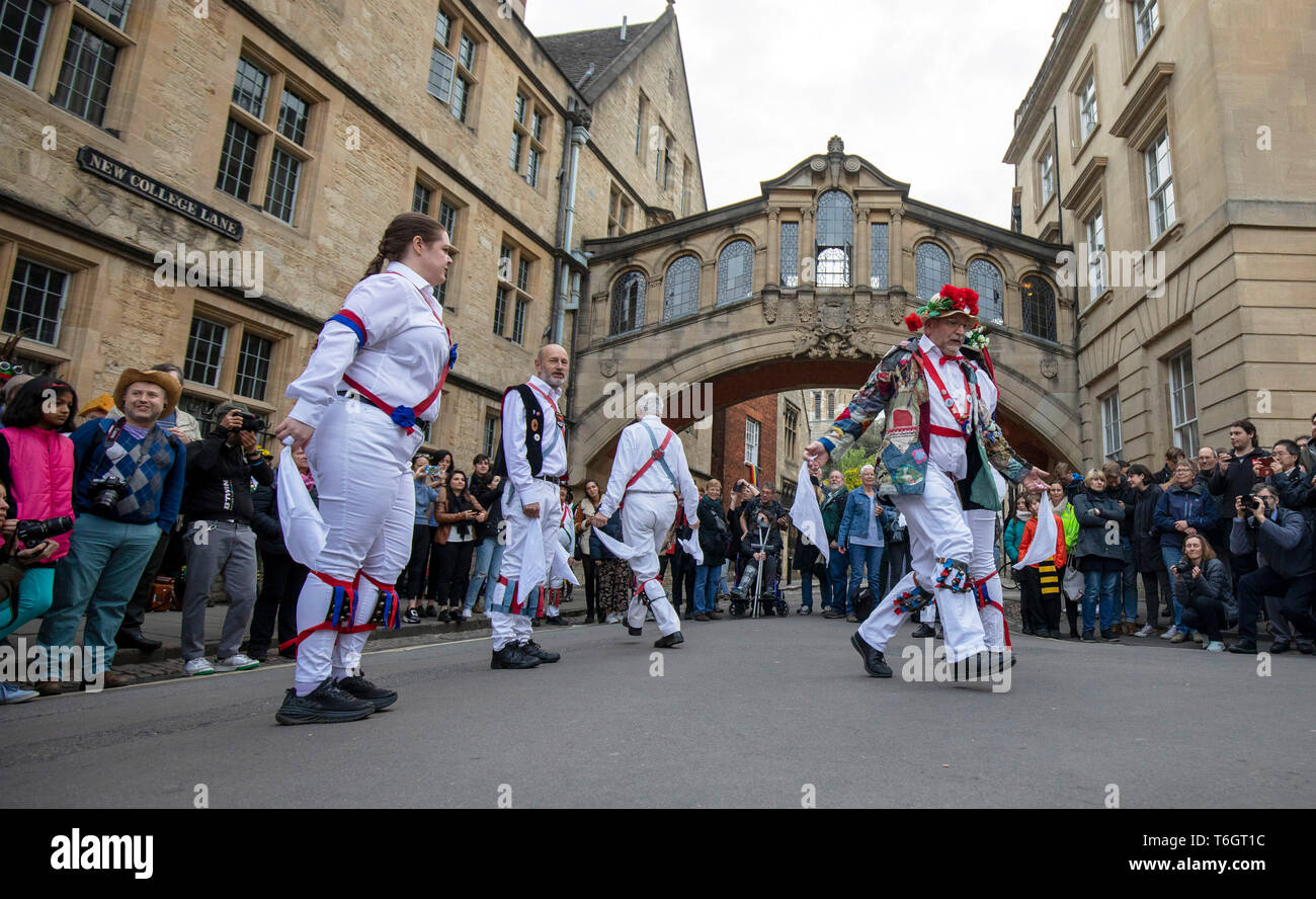 Morris Dancers durchführen, nachdem der Gesang der Madrigale aus dem Turm des Magdalen College in Oxford während des traditionellen Tag der Feierlichkeiten. Stockfoto