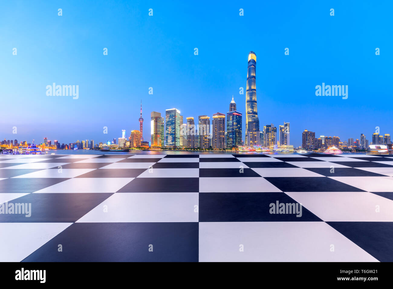 Shanghai moderne Bürogebäude und quadratischen Boden in der Nacht Stockfoto