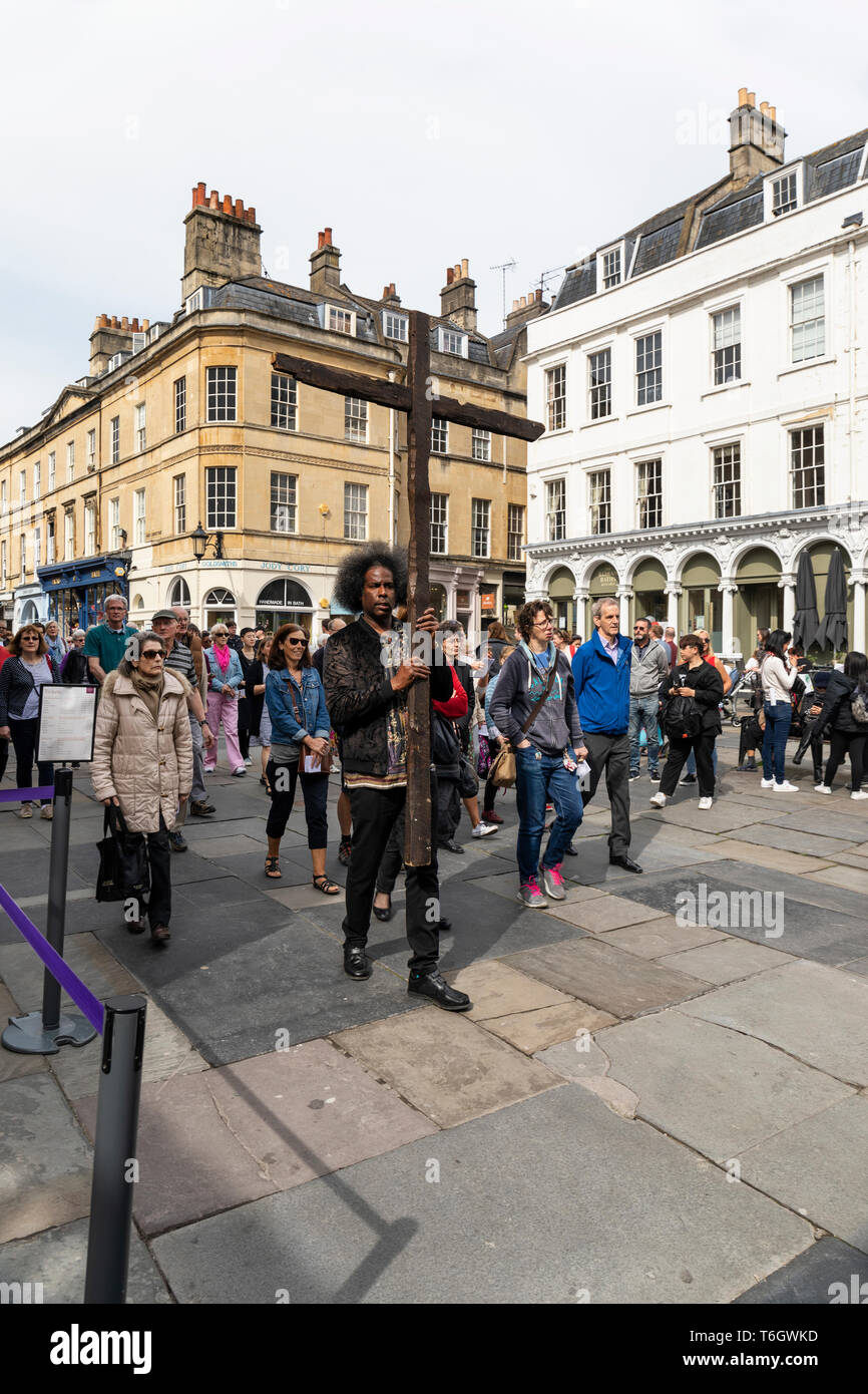 Karfreitag Kreuzweg Schlichten an der Abtei von Bath, Großbritannien Stockfoto