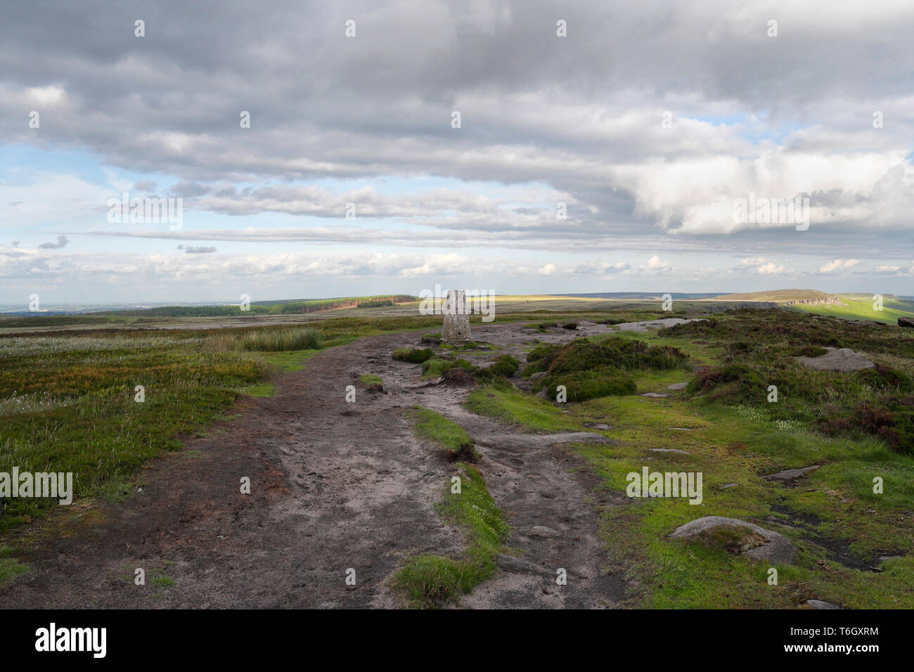 High Neb Triangulation Point, Trig Point Grenze zwischen Sheffield und Derbyshire, Peak District National Park England Großbritannien, englisches Moorland Stockfoto