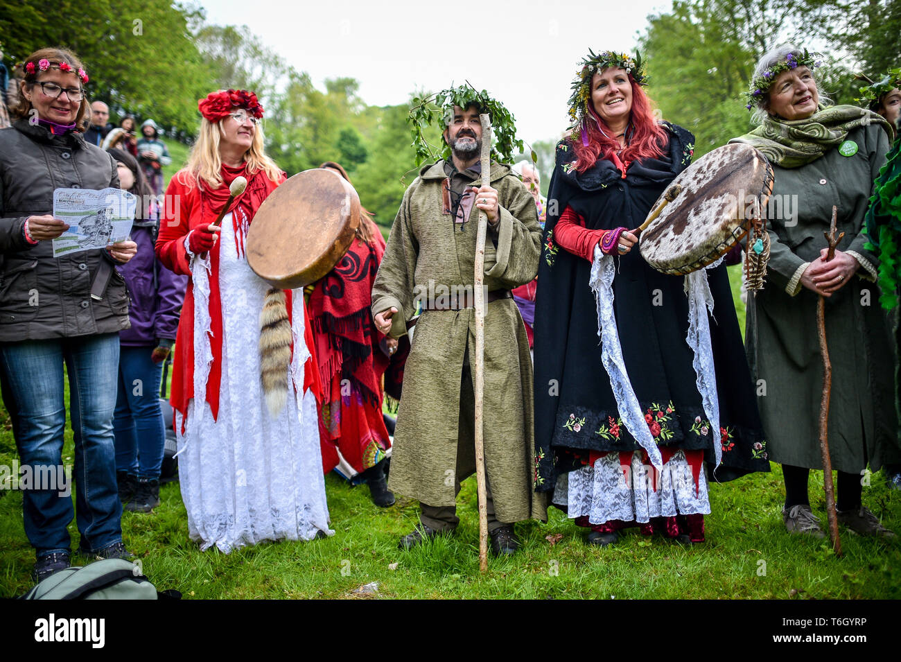 Menschen singen während der beltane Feiern an Glastonbury Kelch, wo Menschen zusammenkommen, eine moderne Interpretation des alten Keltischen heidnische Fruchtbarkeit Ritus der Feder zu beobachten. Stockfoto